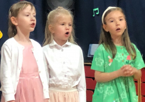 Dziewczynki śpiewają piosenkę pt."Uściski dla Mamy"